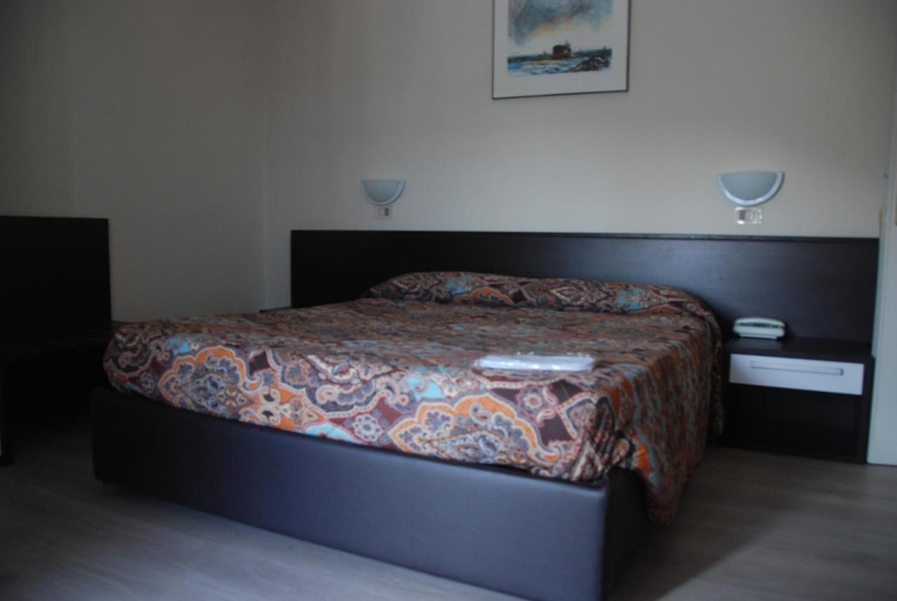 Hotel Olivi Salò Buitenkant foto
